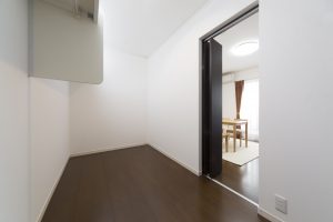 東松山市T様邸｜WICで収納力UP、落ち着きのある内装