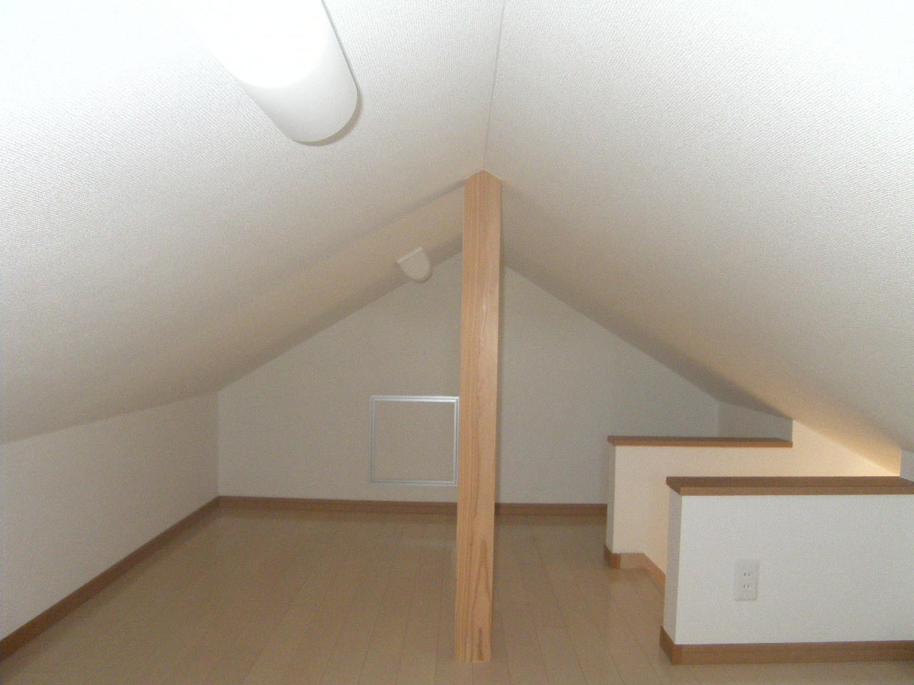 東松山市U様邸｜リビングイン階段と小屋裏収納のある家
