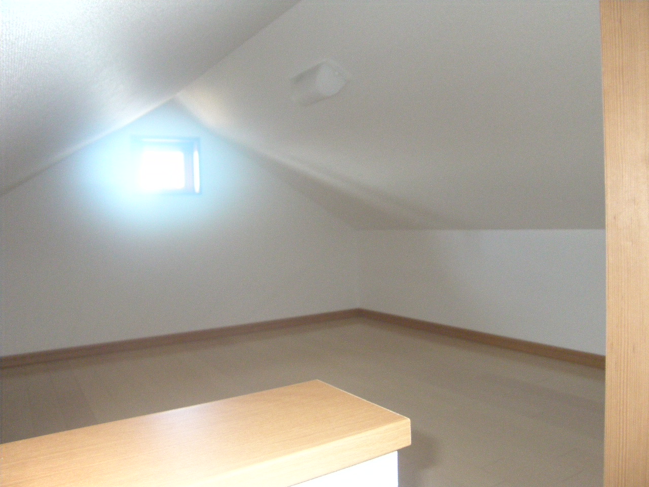 東松山市U様邸｜リビングイン階段と小屋裏収納のある家