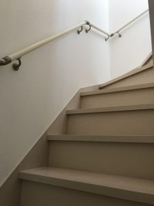 吉見町N様邸｜ｱｸｾﾝﾄｶﾗｰが際立つ明るい白基調の空間