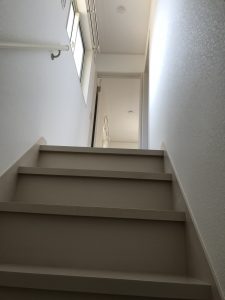 吉見町N様邸｜ｱｸｾﾝﾄｶﾗｰが際立つ明るい白基調の空間