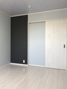 吉見町N様邸｜ｱｸｾﾝﾄｶﾗｰが際立つ明るい白基調の空間