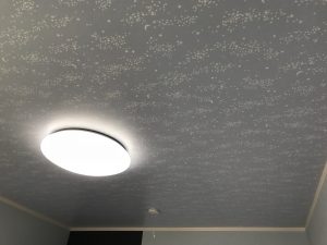 吉見町N様邸｜ｱｸｾﾝﾄｶﾗｰが際立つ明るい白基調の空間