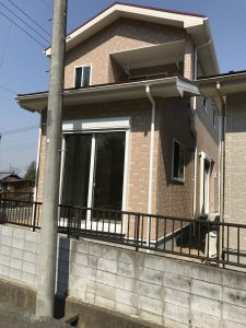 吉見町N様邸｜ｱｸｾﾝﾄｶﾗｰが際立つ明るい白基調の空間