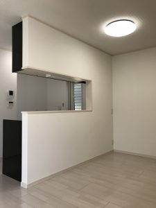 吉見町N様邸｜ｱｸｾﾝﾄｶﾗｰが際立つ明るい白基調の空間