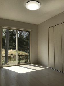 吉見町N様邸｜ｱｸｾﾝﾄｶﾗｰが際立つ明るい白基調の空間