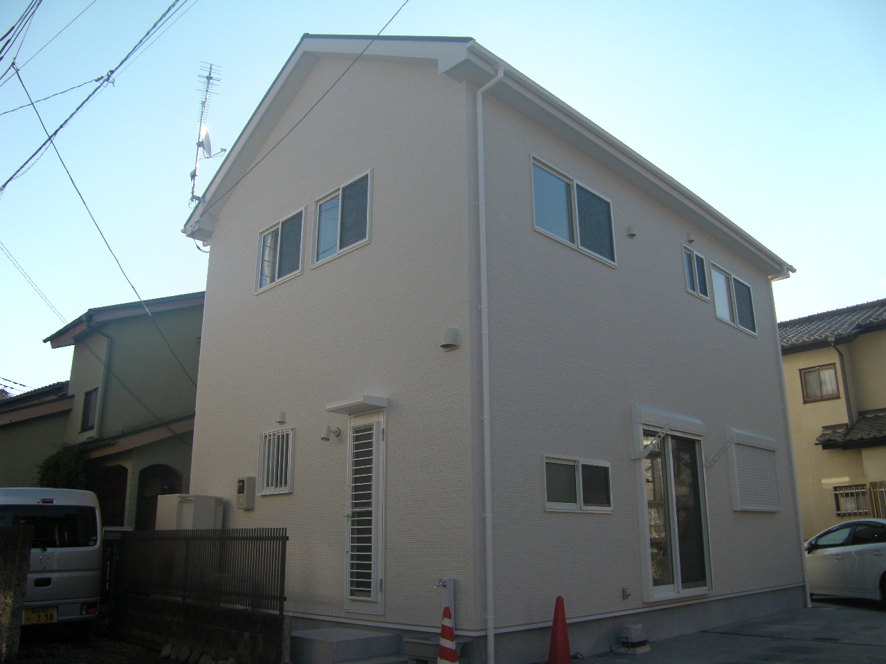 比企郡K様邸｜白を基調とした小屋裏収納のある家