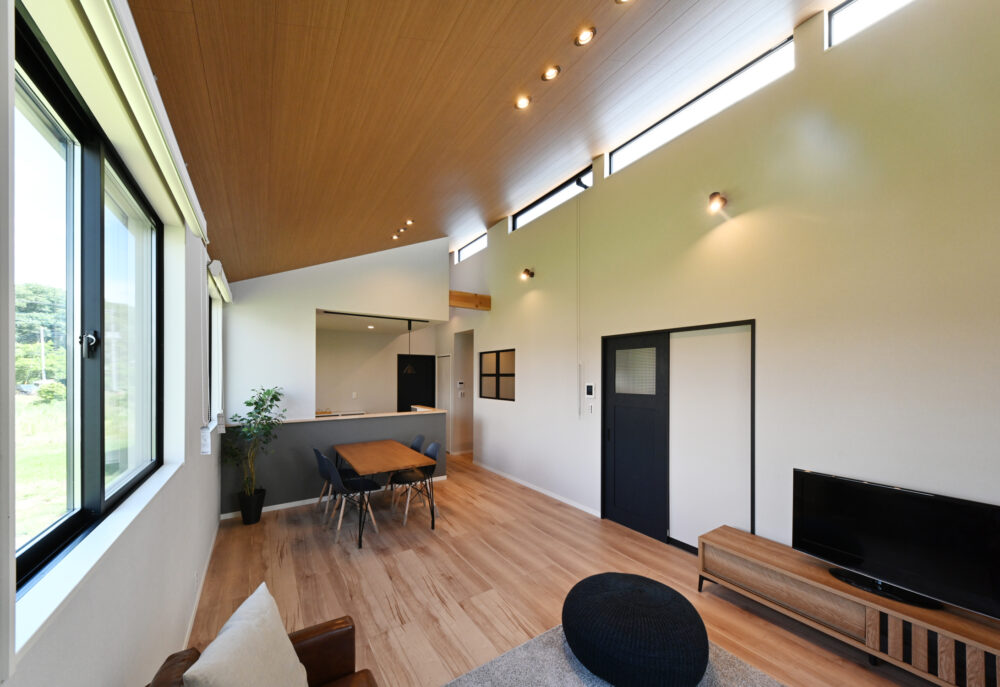 東松山市 市ノ川モデル’20｜空へひらく勾配天井の家