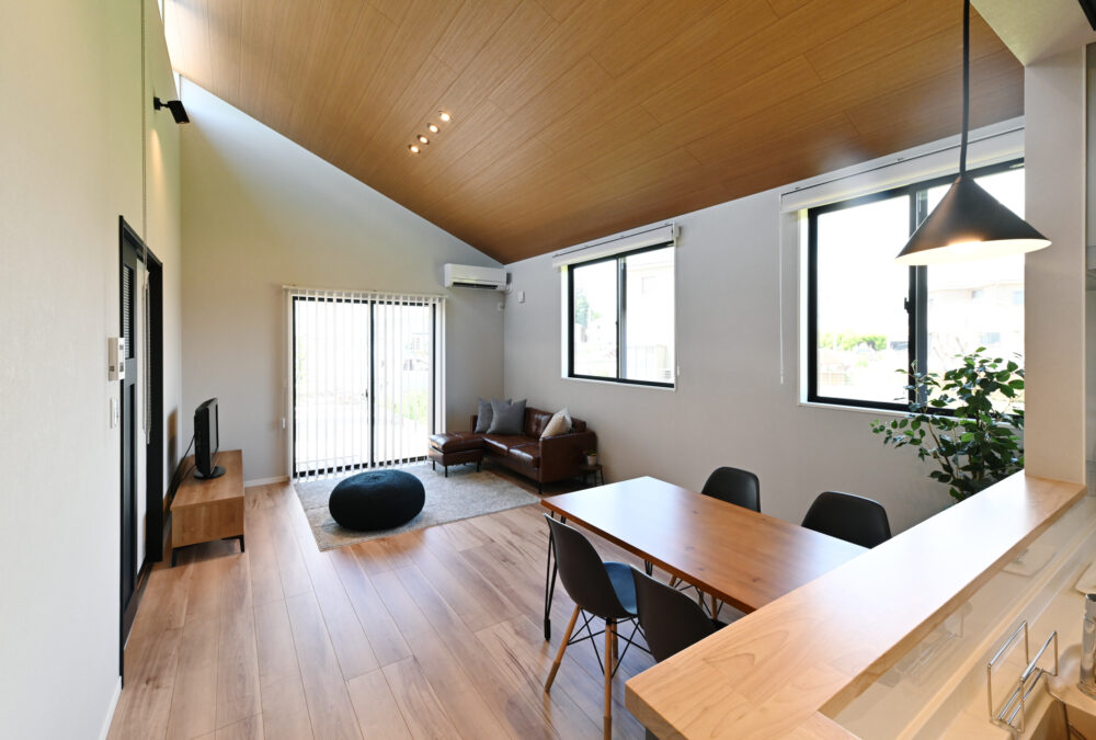 東松山市 市ノ川モデル’20｜空へひらく勾配天井の家