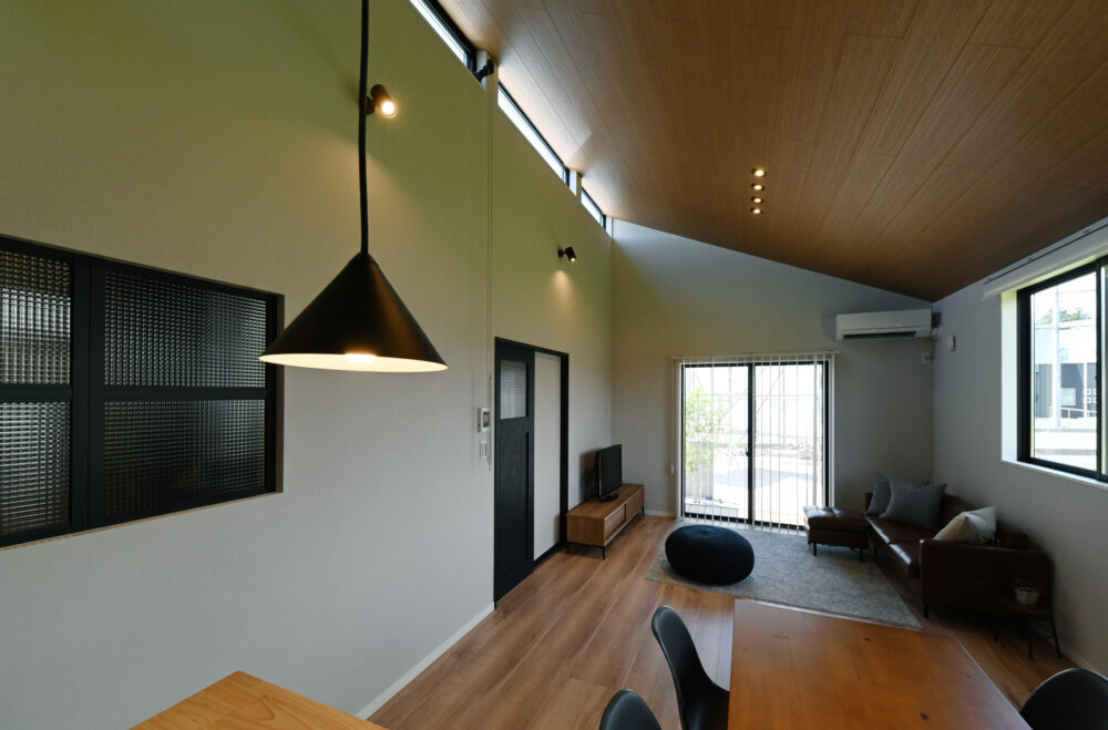 東松山市 市ノ川モデル’20｜空へひらく勾配天井の家